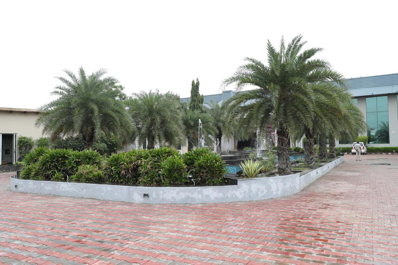 Tivoli Royal Palace Janauli Exterior foto